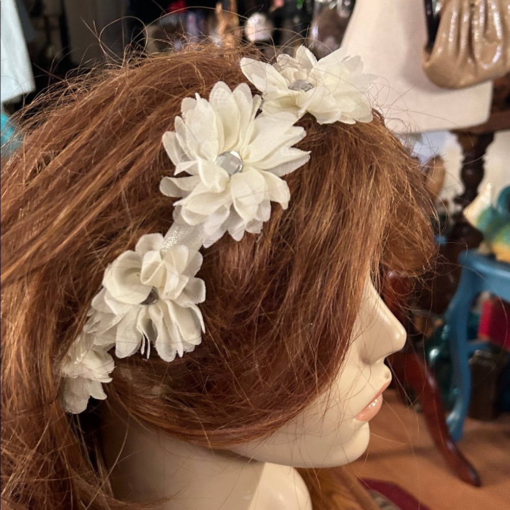 Cream Floral Hair Accessory - Picture 8 of 9